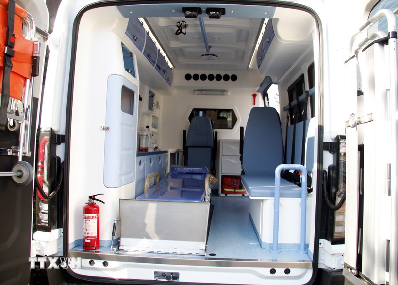 Внутри автомобиля скорой помощи установлено современное медицинское оборудование. (Фото: ВИА)