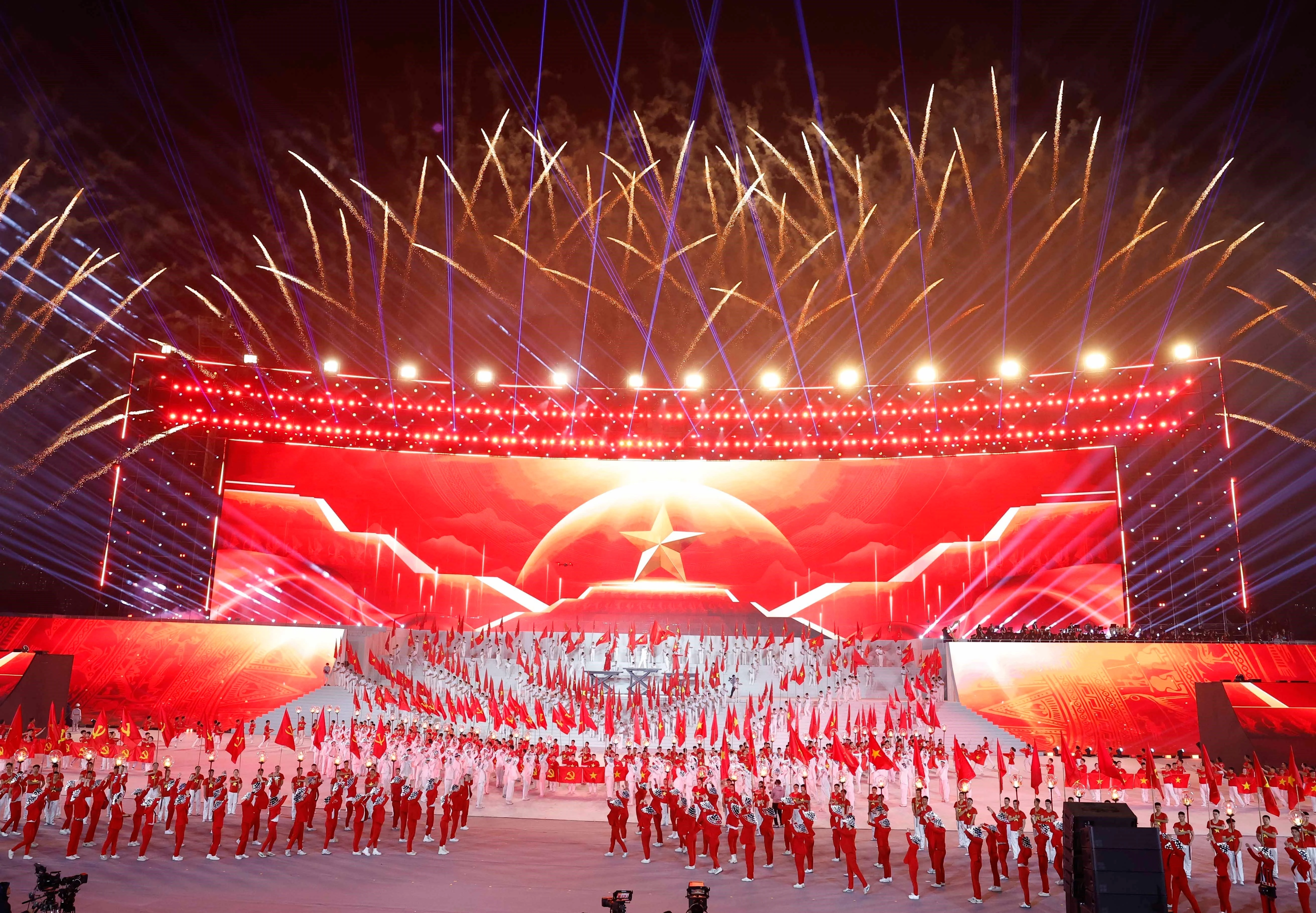 Специальная художественная программа «Под славным знаменем Партии», посвящённая успешному завершению XIV Съезда Партии. Фото: ВИА.