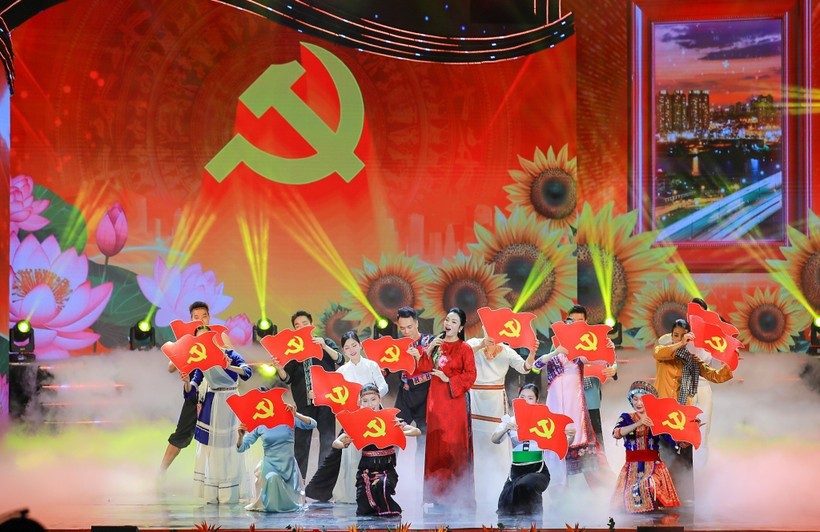 Выступление в рамках политико-художественной программы «Дыонг Лен Фиа Чыок» («Дорога впереди»), состоявшейся в Ханое 4 февраля. (Фото: ВИА)