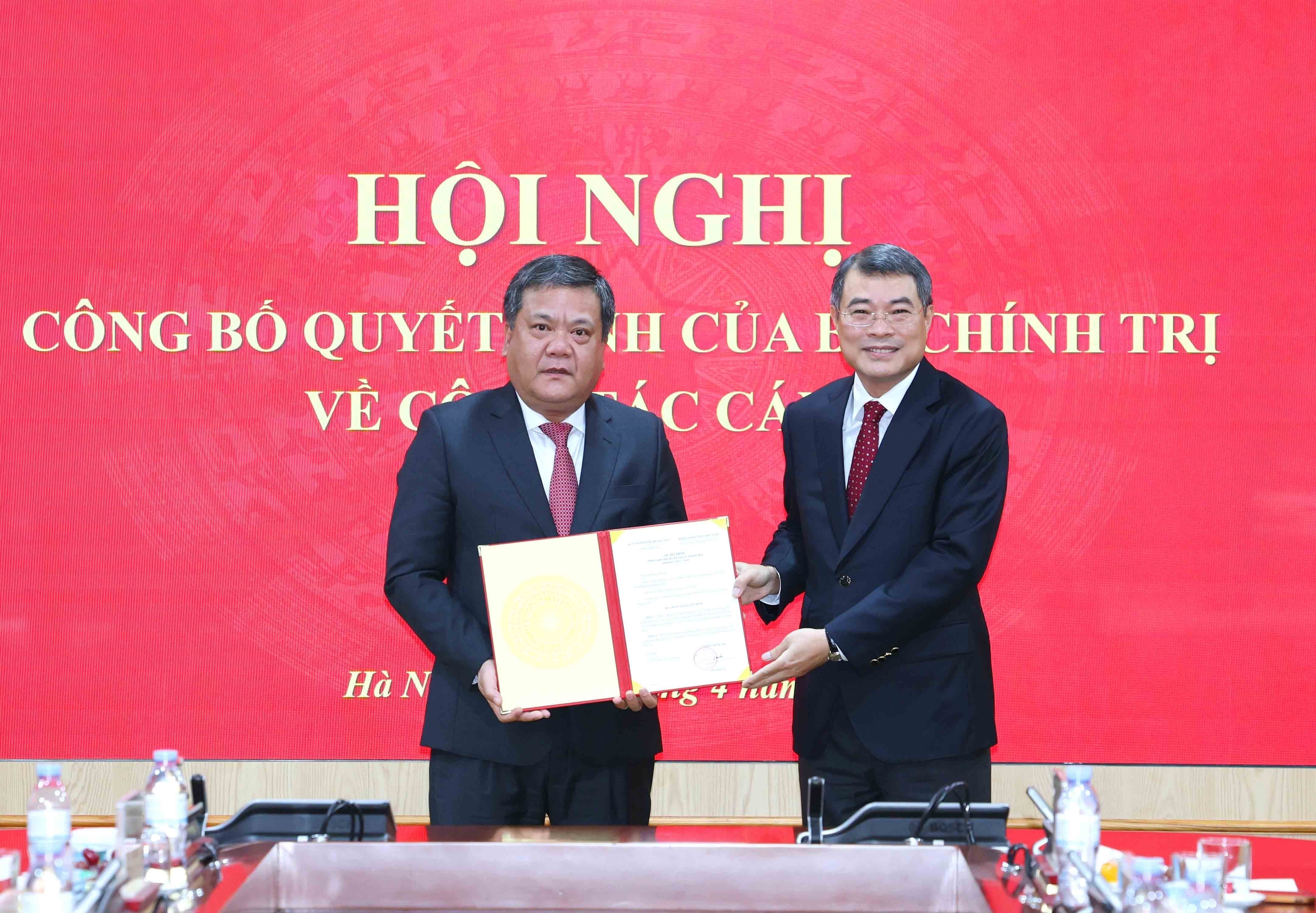 Товарищ Ле Минь Хынг, член Политбюро, секретарь ЦК КПВ, заведующий Отделом ЦК КПВ по организационной работе, вручает Решение Политбюро товарищу Чан Фонгу. (Фото: ВИА)