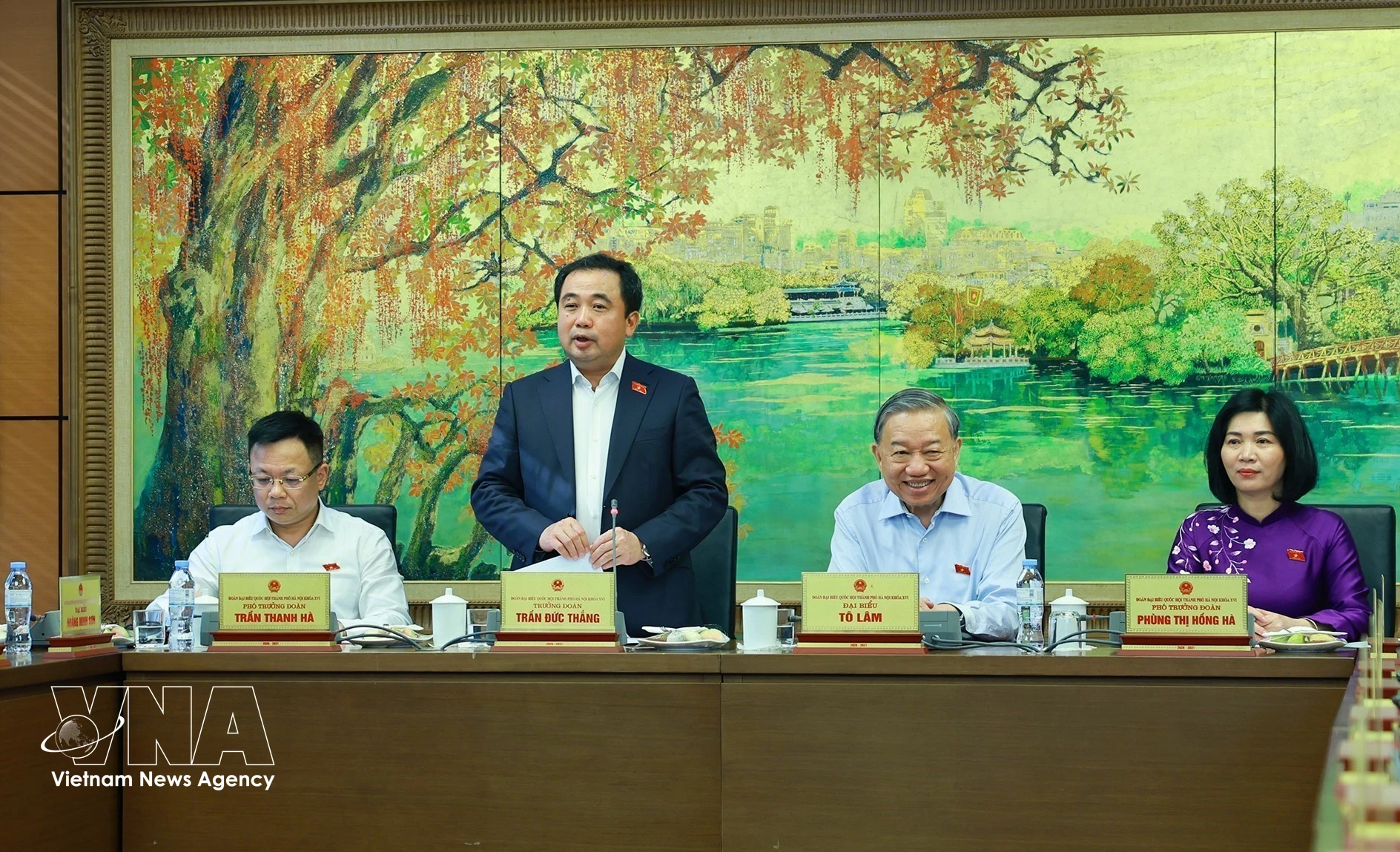 Генеральный секретарь, Президент государства То Лам и депутаты Национального собрания (НС) от города Ханоя обсуждают вопросы в группах. (Фото: ВИА)