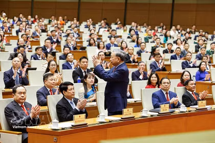 Генеральный секретарь То Лам вместе с руководителями, бывшими руководителями Партии, государства и депутатами Национального собрания присутствует на церемонии открытия первой сессии Национального собрания созыва XVI. Фото: ВИА.