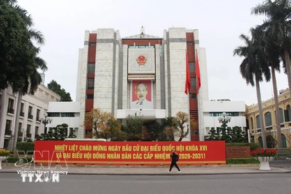 Лозунг, приветствующий важное политическое событие страны, установлен у здания Народного совета и Народного комитета города Ханой. Фото: ВИА.