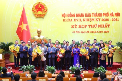 Руководители городского парткома и Народного совета города вручили цветы и поздравили товарищей, избранных на должности председателя Народного комитета, заместителей председателя Народного комитета и членов Народного комитета города Ханоя XVII созыва на срок 2026–2031 годов (Фото: ВИА)