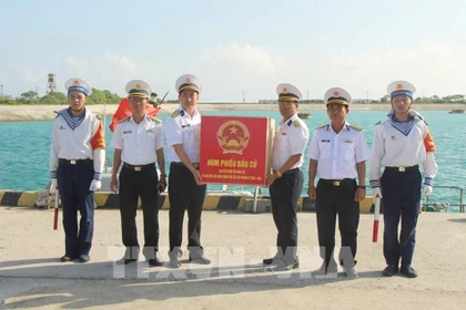 Командир острова Западный Шонгты принял избирательную урну от рабочей группы бригады 146 4-го военно-морского района ВМС Вьетнама (подразделения, выполняющего задачи в специальой административной зоне Чыонгша) и Избирательной комиссии провинции Кханьхоа для подготовки к досрочному дню голосования.