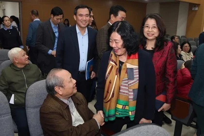 Буй Тхи Минь Хоай — Председатель ЦК КПВ — беседует с избирателями, участвующими в конференции (Фото: laodong.vn)