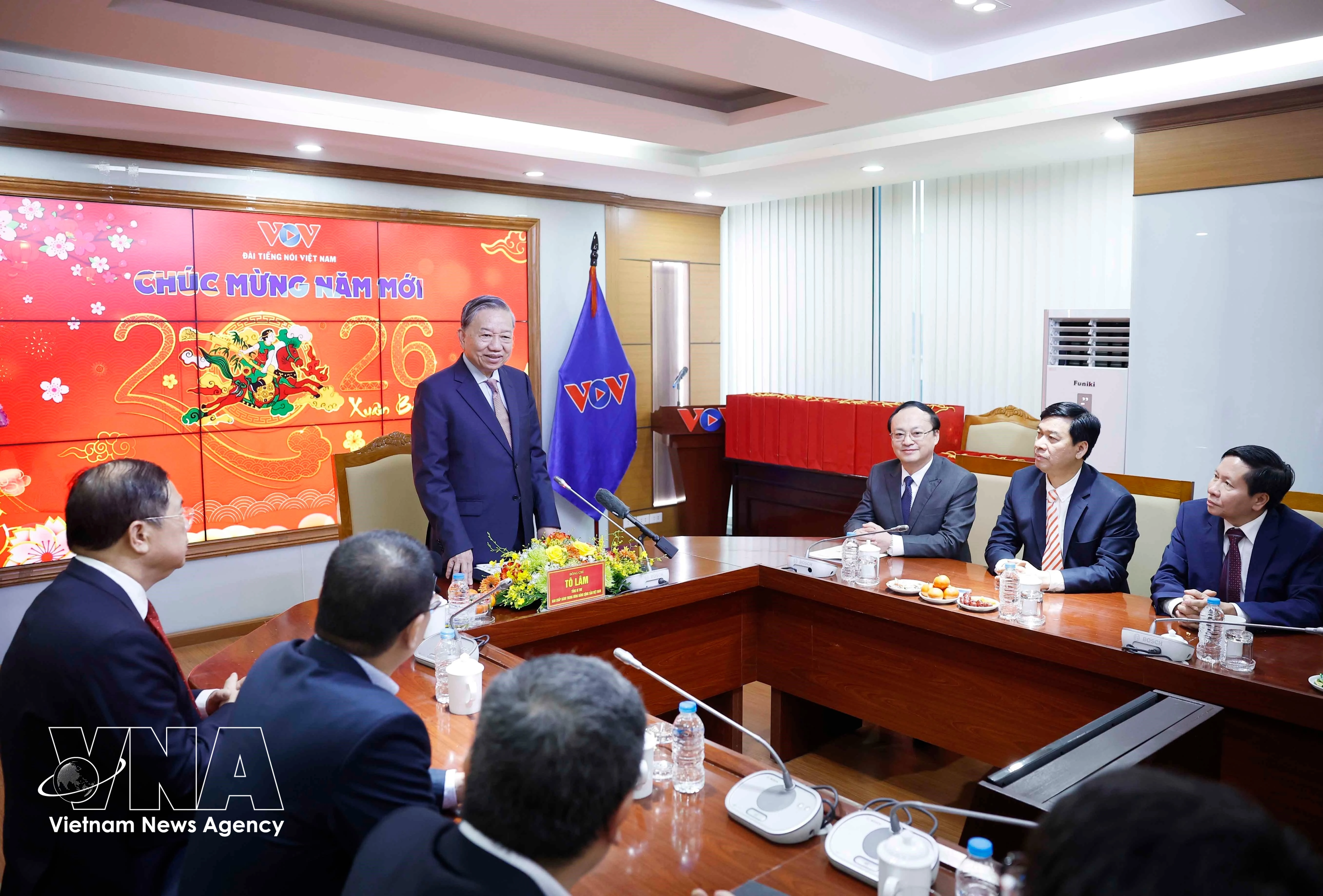Генеральный секретарь То Лам посетил и поздравил с Тэт сотрудников, журналистов, редакторов, технических специалистов и работников Голоса Вьетнама. Фото: ВИА.