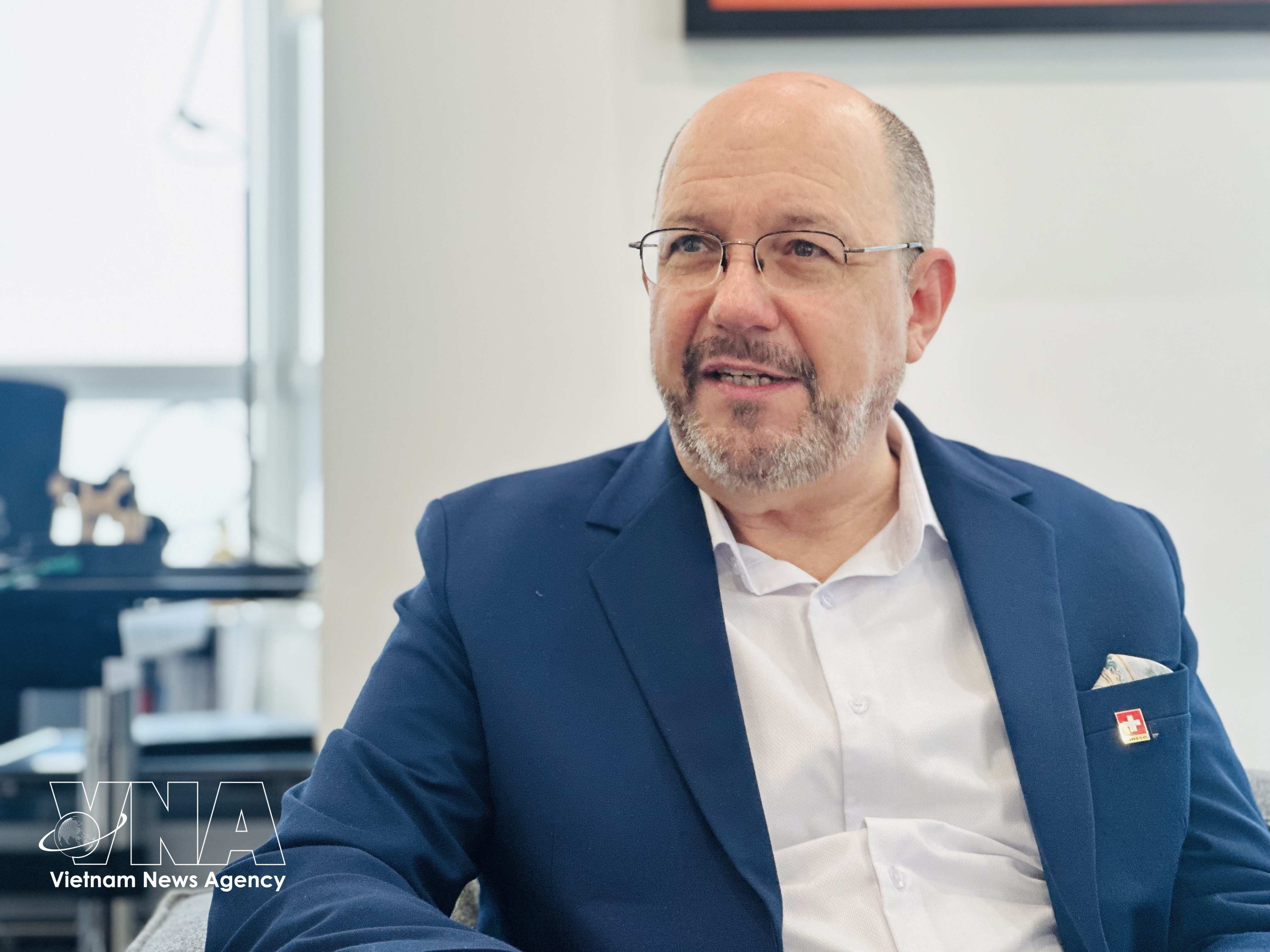 Посол Швейцарии во Вьетнаме Томас Гасс отвечает на вопросы корреспондента Вьетнамского Информационного Агентства. Фото: ВИА.