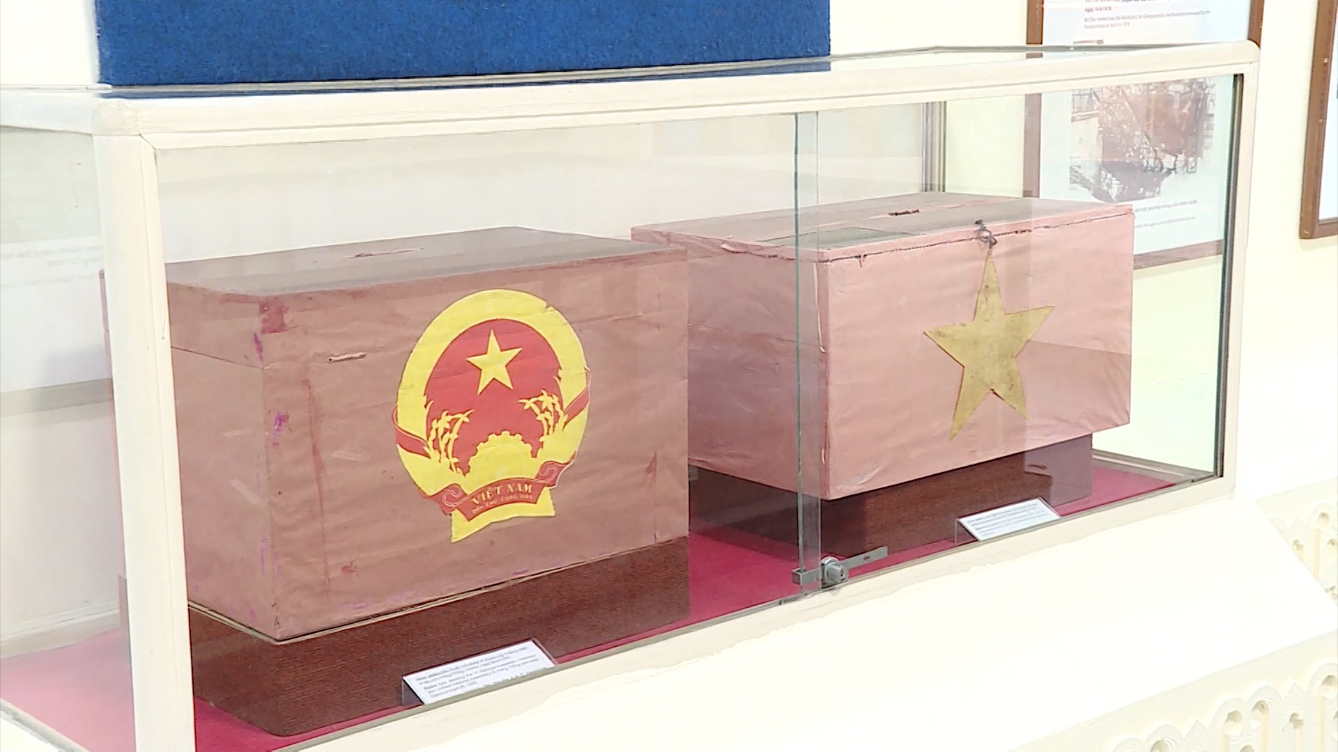 Две урны для голосования – свидетели исторических весен. Фото: ВИА.