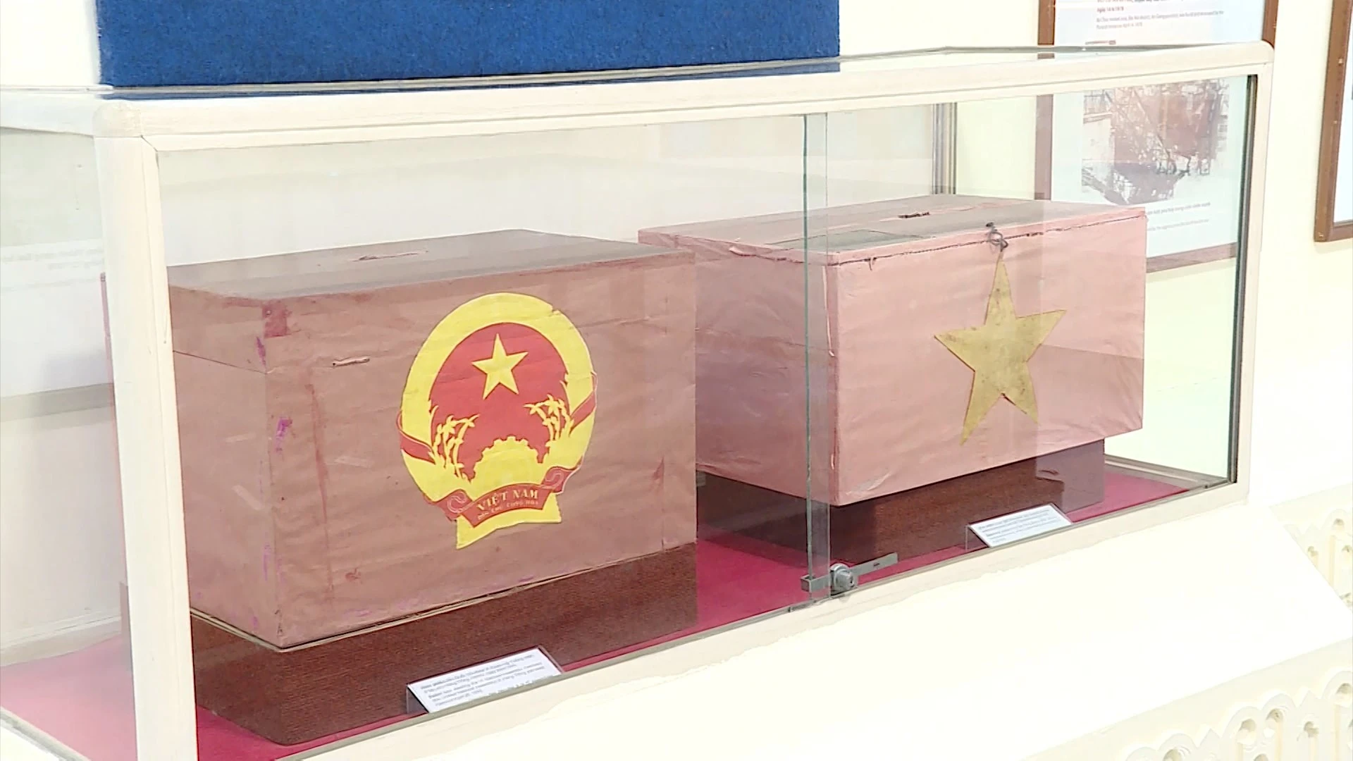 Две урны для голосования – свидетели исторических весен. Фото: ВИА.