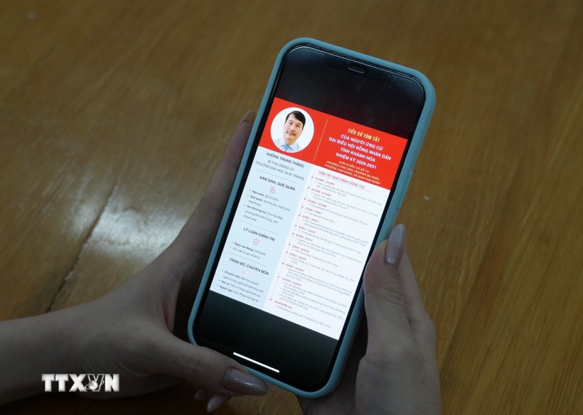 Информация о кандидатах в депутаты Народного совета провинции Кханьхоа на срок 2026–2031 годов размещена на цифровых информационных каналах, что помогает избирателям удобно следить и знакомиться с ней. Фото: ВИА.