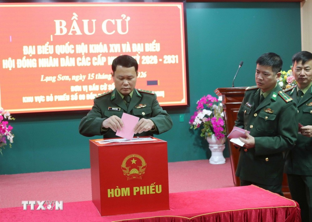 Избиратели пограничного поста международного пограничного перехода Хыунги провинции Лангшон голосуют на выборах. Фото: ВИА.