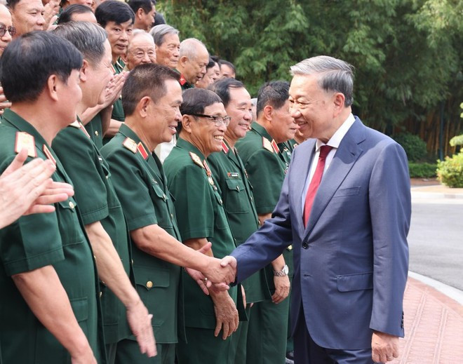 Генеральный секретарь партии, президент государства То Лам встречается с ветеранами 308-й дивизии 8 августа 2024 года. (Фото: ВИA) 2-3712.jpg