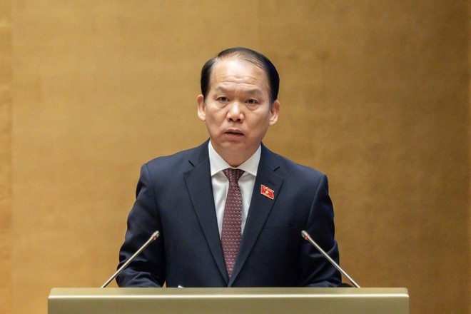 Председатель Комитета Национального собрания по законодательным и судебным вопросам Хоанг Тхань Тунг представляет доклад о проверке проекта закона о внесении поправок в Закон о государственных служащих на 10-й сессии 15-го созыва Национального собрания 22 октября 2025 года. (Фото: ВИА) 2-7332.jpg