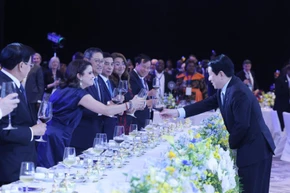 Президент Лыонг Кыонг (справа) приветствует руководителей делегаций, участвующих в церемонии подписания Ханойской конвенции, на приёме в Ханое 25 октября. (Фото: ВИА)