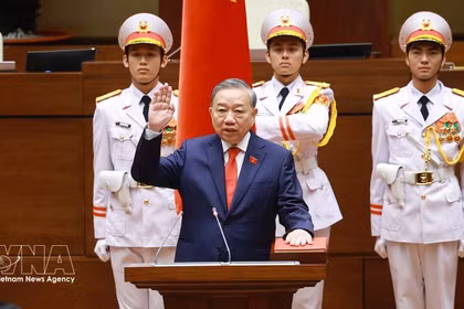 Президент Социалистической Республики Вьетнам То Лам приносит присягу на церемонии вступления в должность. (Фото: ВИА) 