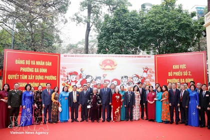 Генеральный секретарь ЦК КПВ То Лам встречается с избирателями на избирательном участке № 2 в квартале Бадинь в Ханое. (Фото: ВИА) 