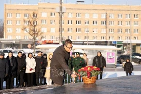 Посол Вьетнама в России Данг Минь Кхой возлагает цветы в память о великом Президенте Хо Ши Мине. (Фото: ВИА)