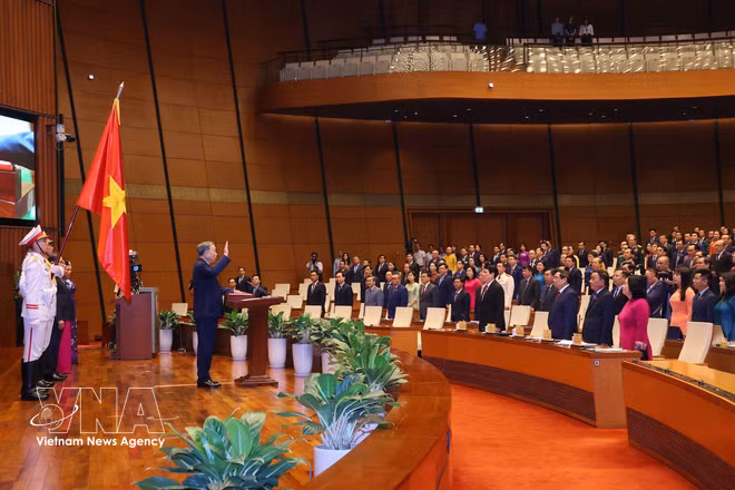 Президент Социалистической Республики Вьетнам То Лам приносит присягу при вступлении в должность. Фото: ВИА.