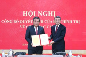 Товарищ Ле Минь Хынг, член Политбюро, секретарь ЦК КПВ, заведующий Отделом ЦК КПВ по организационной работе, вручает Решение Политбюро товарищу Чан Фонгу. (Фото: ВИА)