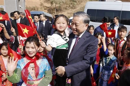 Генеральный секретарь То Лам с учащимися Межуровневой начальной и средней школы-интерната Сипафин. (Фото: ВИА).