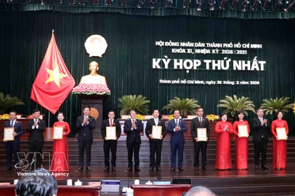 Заместитель председателя Национального собрания Нгуен Дык Хай (шестой слева) вместе с руководством города вручил решения о признании депутатов Народного совета города Хошимин XI созыва на срок 2026–2031 годов. (Фото: ВИА)