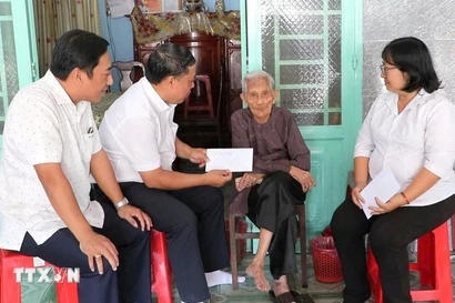 Руководители партийного комитета, Народного совета, Народного комитета и Комитета ОФВ квартала Фулой вручили подарки от Партии и Государства по случаю празднования XIV съезда КПВ и Тэт 2026 года непосредственно на дому получателям (Фото: ВИА)