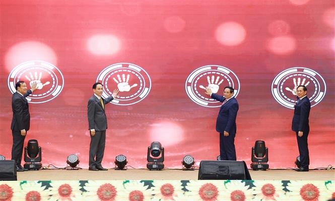 Премьер-министр Фам Минь Тьинь и руководство МИД открывают Базу данных по международным договорам. (Фото: ВИА).