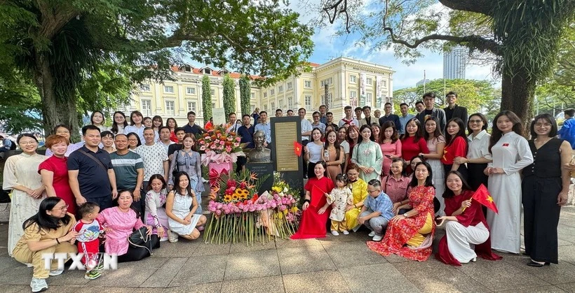 Вьетнамская община в Сингапуре возлагает цветы к памятнику Президенту Хо Ши Мину в Музее азиатских цивилизаций Сингапура по случаю 80-летия Августовской революции и Национального дня 2 сентября. (Фото: ВИА)