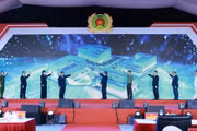 Премьер-министр Фам Минь Тьинь и делегаты открыли Национальный центр данных № 1 и объявили об официальном функционировании системы баз данных Центра (Фото: ВИА)